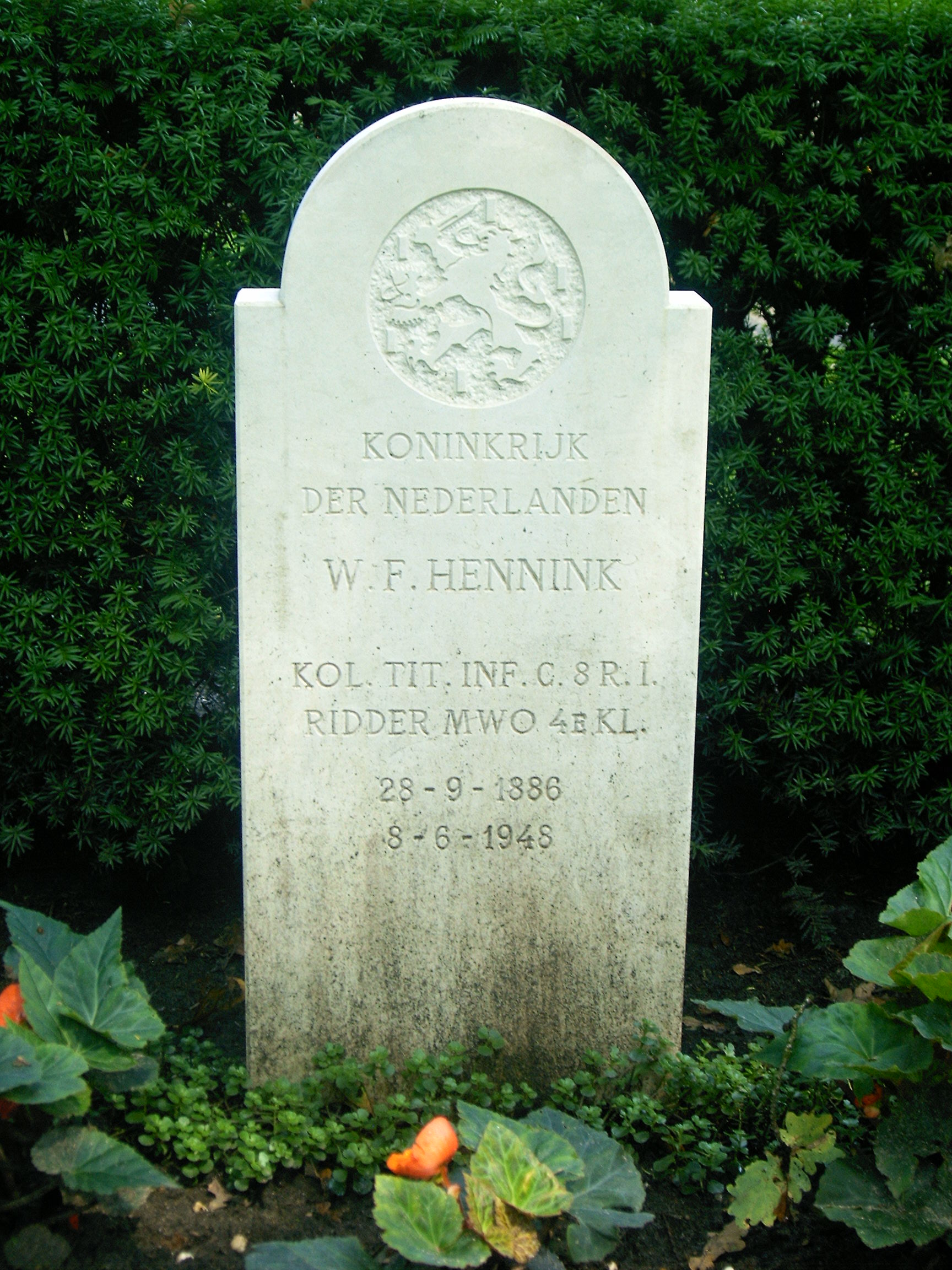 Grave of W.F. Hennink at the Militair Ereveld Grebbeberg