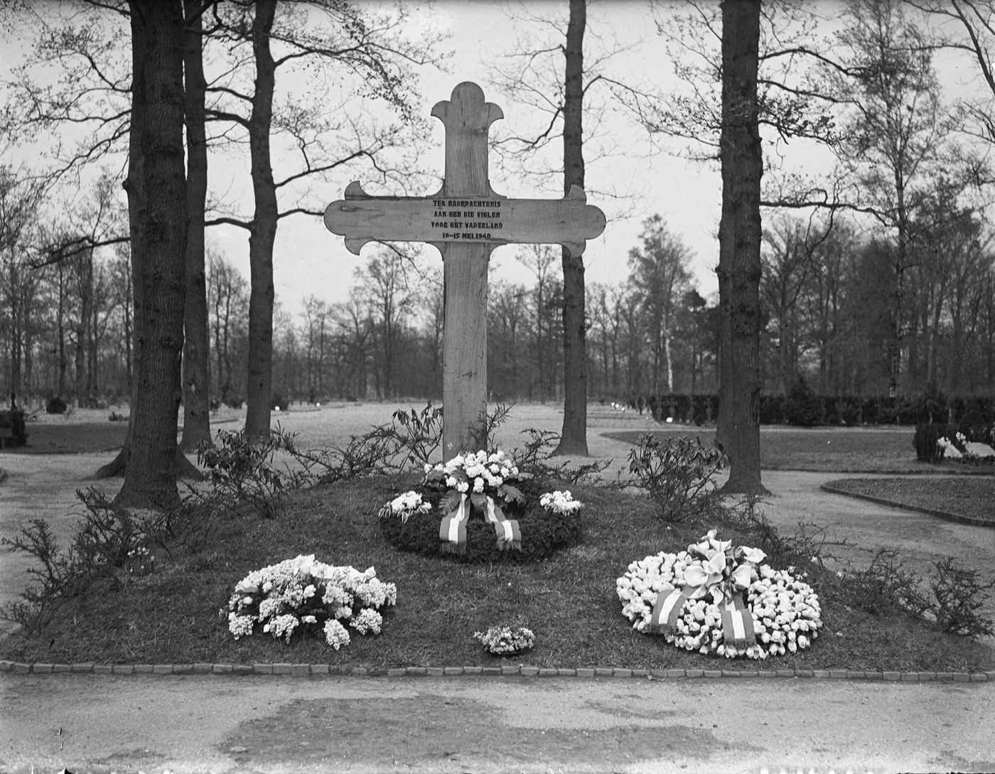 Commemoration ceremony at the Grebbeberg war cemetery, 1947